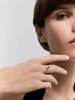 Anillo de oro blanco de 18K con rub&iacute; rojo vivid en talla oval de 0,53 cts y diamantes blancos en talla brillante de 0,18 cts