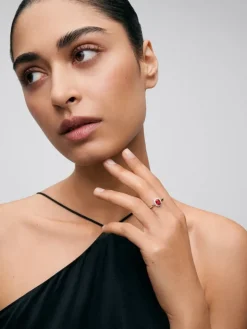 Anillo de oro blanco de 18K con rub&iacute; rojo vivid en talla oval de 1 cts y diamantes blancos en talla brillante de 0,26 cts
