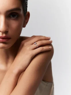 Anillo de oro blanco de 18K con rub&iacute; rojo intenso en talla oval de 0,52 cts y diamantes blancos en talla brillante de 0,29 cts