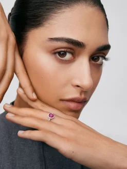 Anillo de oro blanco de 18K con rub&iacute; rojo intenso en talla oval de 0,68 cts y 30 diamantes en talla brillante con un total de 0,31 cts