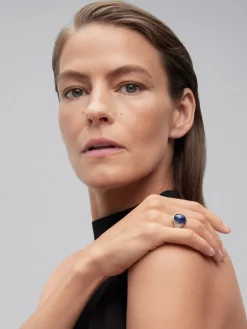 Anillo de oro blanco de 18K con zafiro azul en talla oval de 8,68 cts y 92 diamantes en talla brillante con un total de 1,23 cts