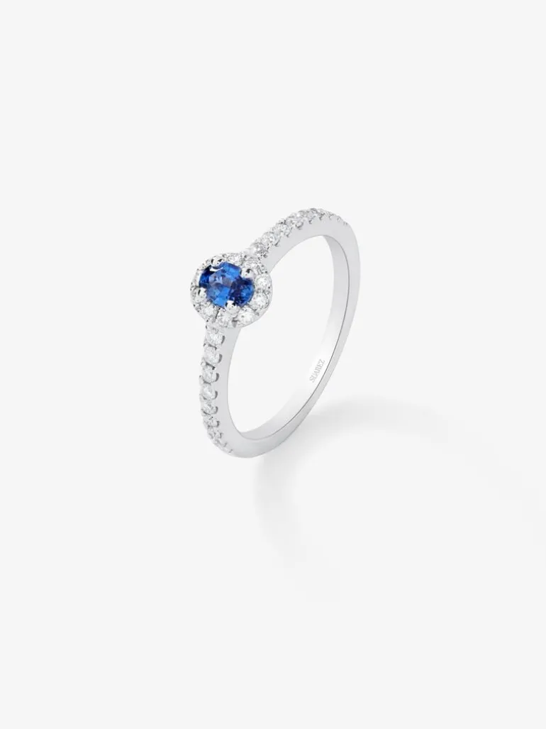 Anillo de oro blanco de 18K con zafiro azul en talla oval de 0,59 cts y 30 diamantes en talla brillante con un total de 0,37 cts