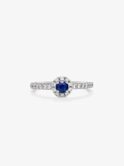 Anillo de oro blanco de 18K con zafiro azul en talla brillante de 0,4 cts y orla y brazo de 24 diamantes en talla brillante con un total de 0,3 cts