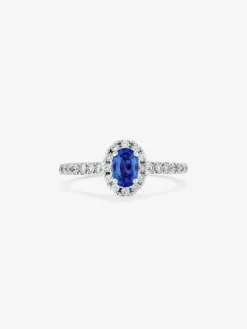 Anillo de oro blanco de 18K con zafiro azul 0,6 cts y 28 diamantes en talla brillante con un total de 0,39 cts