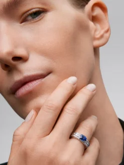 Anillo de oro blanco de 18K con zafiro azul royal en talla cushion de 1,56 cts y 96 diamantes en talla baguette y brillante con un total de 0,71 cts
