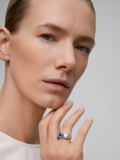 Anillo de oro blanco de 18K con zafiro azul royal en talla cushion de 2,51 cts y 72 diamantes en talla baguette y brillante con un total de 0,71 cts