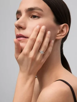 Anillo de oro blanco de 18K con diamante central en talla brillante de 0,5 cts y orla y brazo de 32 diamantes en talla brillante con un total de 0,32 cts