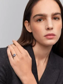 Anillo de oro blanco de 18K con 15 diamantes en talla brillante con un total de 0,88 cts y 14 zafiros azules en talla trapecio con un total de 0,67 cts