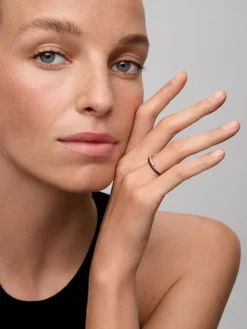 Anillo de oro blanco de 18K con 14 diamantes blancos en talla brillante con un total de 0,17 cts y 14 diamantes negros en talla brillante con un total de 0,19 cts
