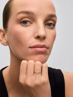 Anillo de oro blanco de 18K con 7 diamantes en talla brillante con un total de 0,14 cts y forma de estrella