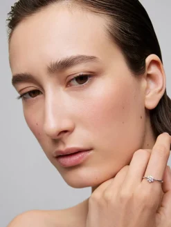 Anillo de oro blanco de 18K con 7 diamantes en talla brillante con un total de 0,24 cts y forma de estrella