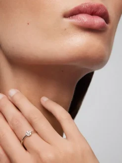 Anillo de oro blanco de 18K con roseta de 6 diamantes en talla brillante con un total de 0,17 cts
