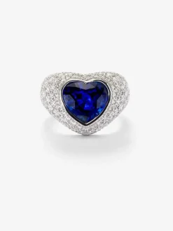 Anillo de oro blanco de 18K con 101 diamantes en talla brillante con un total de 2,22 cts y zafiro azul en talla corazón de 4,47 cts
