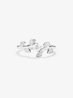 Anillo de oro blanco de 18K con 13 diamantes en talla brillante con un total de 0,19 cts