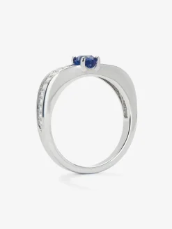 Anillo de oro blanco de 18K con zafiro azul en talla oval de 0,44 cts y 22 diamantes en talla brillante con un total de 0,15 cts