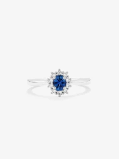 Anillo de oro blanco de 18K con zafiro azul en talla oval de 0,31 cts y diamantes en talla brillante con un total de 0,10 cts