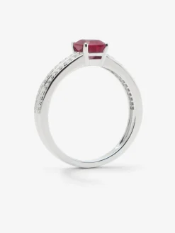 Anillo de oro blanco de 18K con rub&iacute; en talla octogonal de 1,006 cts y 52 diamantes en talla brillante con un total de 0,19 cts