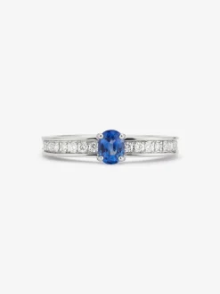 Anillo de oro blanco de 18K con zafiro azul en talla oval de 0,44 cts y 22 diamantes en talla brillante con un total de 0,16 cts