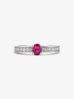 Anillo de oro blanco de 18K con rub&iacute; rojo en talla oval de 0,42 cts y 22 diamantes en talla brillante con un total de 0,16 cts