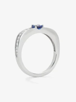 Anillo de oro blanco de 18K con zafiro azul en talla oval de 0,47 cts y 22 diamantes en talla brillante con un total de 0,16 cts