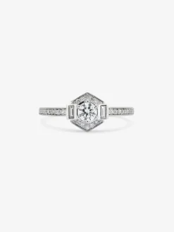 Anillo de oro blanco de 18K con un diamante central en talla brillante de 0,2 cts, 2 en talla baguette con un total de 0,05 cts y 38 en talla brillante con un total de 0,12 cts