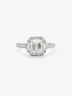 Anillo de oro blanco de 18K con diamante central en talla asscher de 1,51 cts, 2 diamantes en talla princesa con un total de 0,18 cts y 32 en talla brillante con un total de 0,26 cts