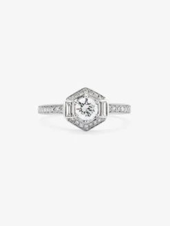 Anillo de oro blanco de 18K con diamante central en talla brillante de 0,4 cts y orla con 2 diamantes en talla baguette con un total de 0,14 cts y 30 en talla brillante con un total de 0,19 cts