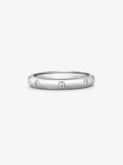 Anillo de oro blanco de 18K con 3 diamantes en talla brillante con un total de 0,09 cts