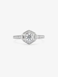 Anillo de oro blanco de 18K con un diamante central en talla brillante de 0,31 cts; 2 en talla baguette con un total de 0,085 cts y 26 en talla brillante con un total de 0,175cts