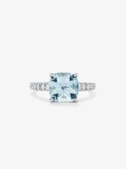 Anillo de oro blanco de 18K con topacio azul sky en talla cushion de 3,72 cts y 12 diamantes en talla brillante con un total de 0,3 cts