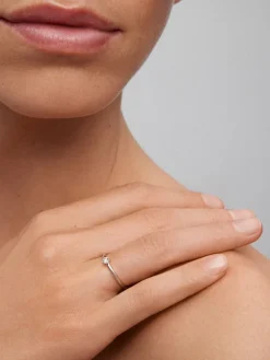 Anillo de oro blanco de 18K con diamante en talla brillante de 0,15 cts