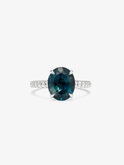 Anillo de oro blanco de 18K con topacio azul london en talla oval de 4,25 cts y 14 diamantes en talla brillante con un total de 0,32 cts