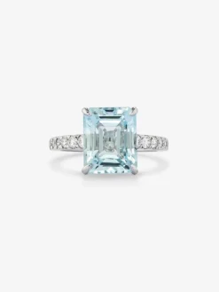 Anillo de oro blanco de 18K con topacio azul sky en talla esmeralda de 4,25 cts y diamantes blancos en talla brillante de 0,31 cts