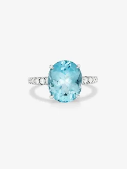 Anillo de oro blanco de 18K con topacio azul sky en talla oval de 5,8 cts y 12 diamantes en talla brillante con un total de 0,3 cts