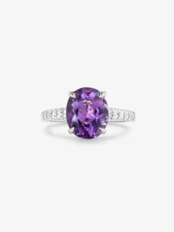 Anillo de oro blanco de 18K con amatista morada en talla oval de 4,35 cts y 12 diamantes en talla brillante con un total de 0,29 cts
