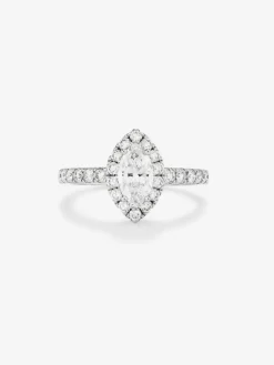 Anillo de oro blanco de 18K con diamante en talla marquise de 0,7 cts y orla y brazo de diamantes en talla brillante con un total de 0,63 cts