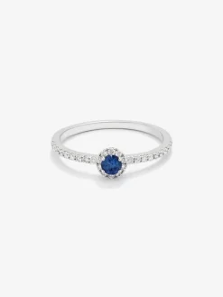 Anillo de oro blanco de 18K con zafiro azul en talla brillante de 0,26 cts y orla y brazo de 26 diamantes en talla brillante con un total de 0,26 cts