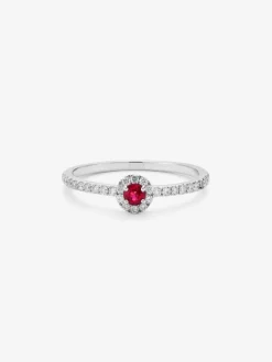 Anillo de oro blanco de 18K con rub&iacute; rojo en talla brillante de 0,1 cts y orla y brazo de 28 diamantes en talla brillante con un total de 0,2 cts