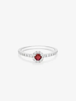 Anillo de oro blanco de 18K con rub&iacute; en talla brillante de 0,26 cts y diamantes blancos en talla brillante de 0,26 cts