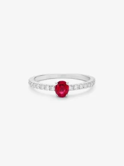 Anillo de oro blanco de 18K con rub&iacute; rojo en talla oval de 0,2 cts y diamantes en talla brillante de 0,1 cts