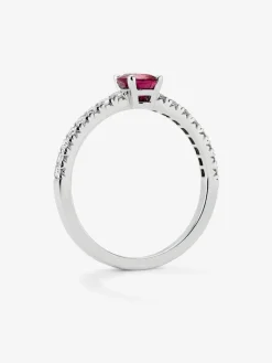 Anillo de oro blanco de 18K con rub&iacute; rojo en talla oval de 0,63 cts y 16 diamantes en talla brillante con un total de 0,22 cts