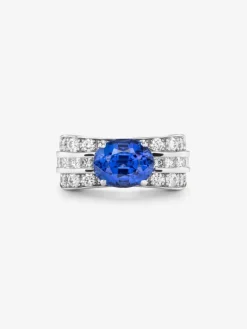 Anillo de oro blanco de 18K con zafiro azul en talla oval 3,69 cts y 52 diamantes en talla princesa y brillante con un total de 1,71 cts