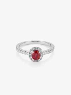 Anillo de oro blanco de 18K con rub&iacute; rojo intenso en talla oval de 0,52 cts y diamantes blancos en talla brillante de 0,29 cts