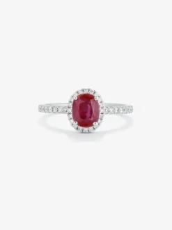 Anillo de oro blanco de 18K con rub&iacute; rojo intenso en talla oval de 0,68 cts y 30 diamantes en talla brillante con un total de 0,31 cts
