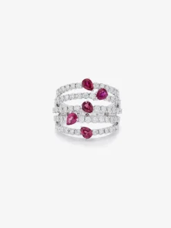 Anillo de oro blanco de 18K con 60 diamantes en talla brillante con un total de 1 cts y 5 rub&iacute;es rojos en talla pera con un total de 1,14 cts