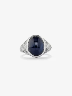 Anillo de oro blanco de 18K con zafiro azul en talla oval de 8,68 cts y 92 diamantes en talla brillante con un total de 1,23 cts