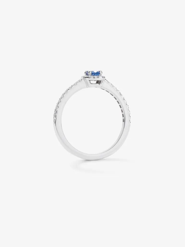 Anillo de oro blanco de 18K con zafiro azul en talla oval de 0,59 cts y 30 diamantes en talla brillante con un total de 0,37 cts