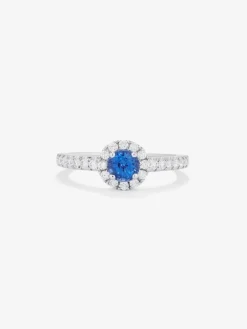 Anillo de oro blanco de 18K con zafiro azul en talla brillante de 0,35 cts y orla y brazo de 24 diamantes en talla brillante con un total de 0,32 cts
