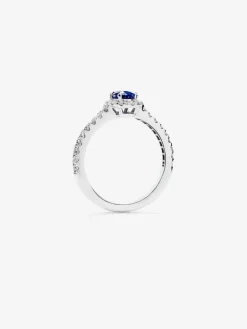 Anillo de oro blanco de 18K con zafiro azul 0,6 cts y 28 diamantes en talla brillante con un total de 0,39 cts