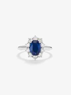 Anillo de oro blanco de 18K con zafiro azul en talla oval de 1,5 cts y 12 diamantes en talla brillante con un total de 0,53 cts